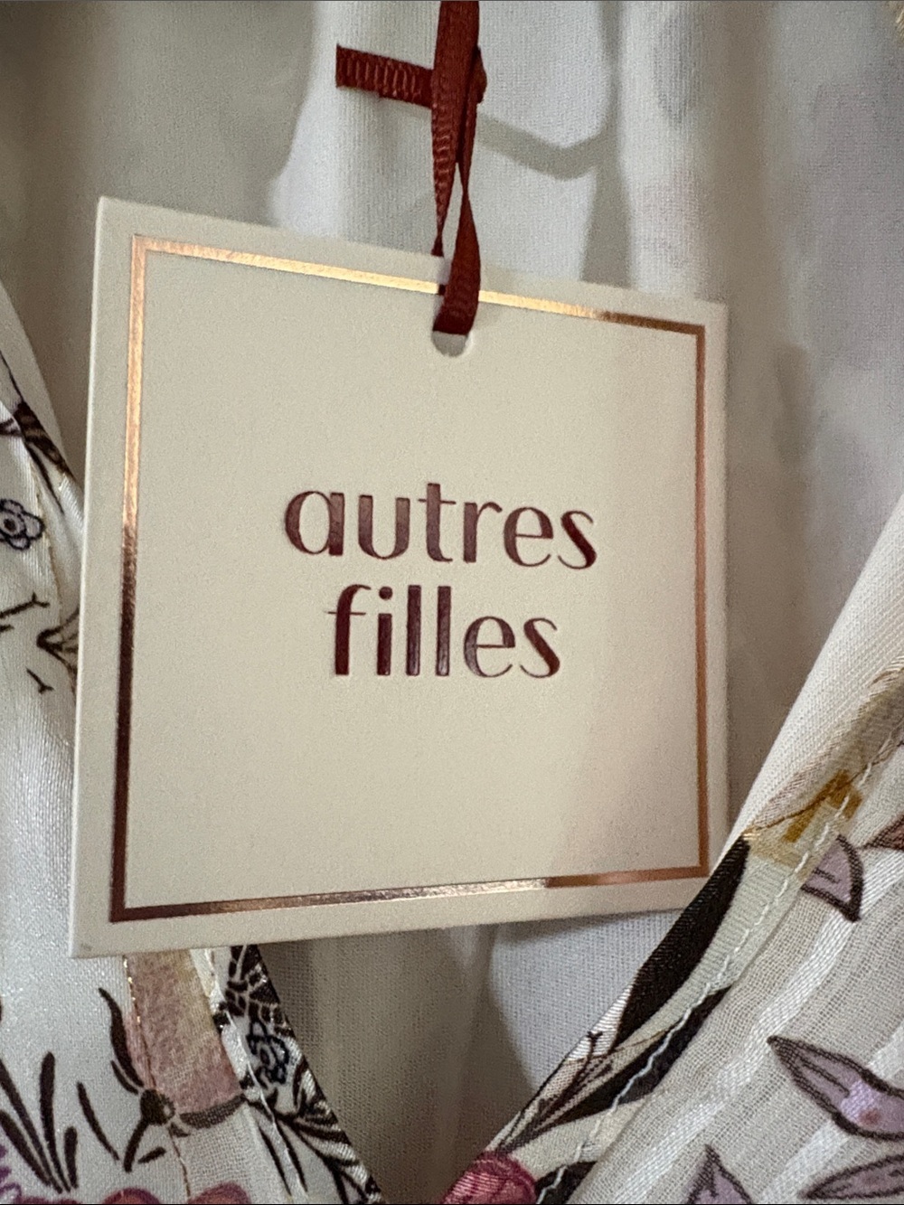 Sutures Filles Cream Floral V-Neck Short Sleeve Blouse SP - Picture 2 of 5